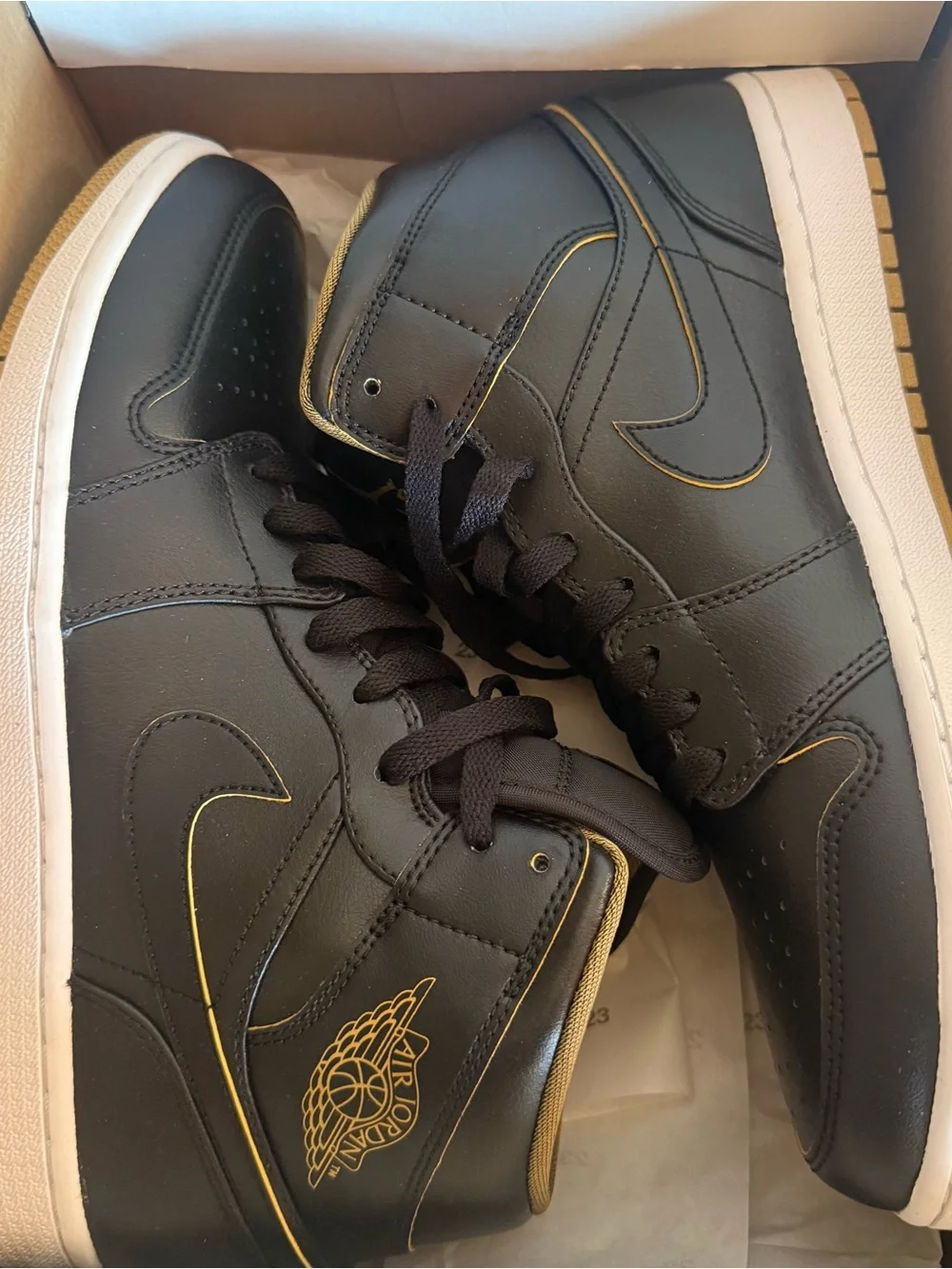Air Jordon 1 Mid Black Metallic Gold White Men’s Size 9.5 554724 042